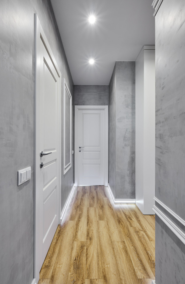 Белые двери Стимул в ярком интерьере