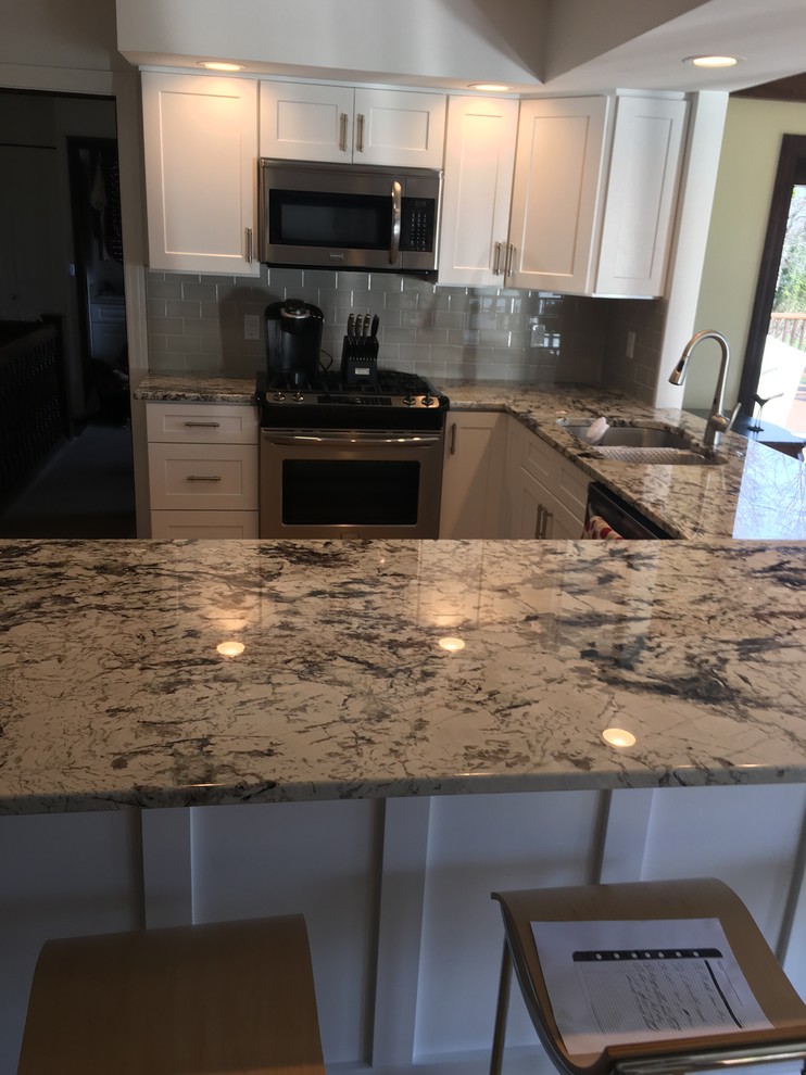 Kitchen - transitional kitchen idea