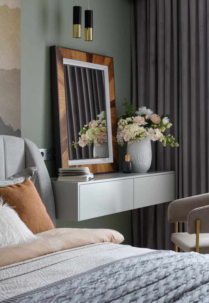 Свежая идея для дизайна: хозяйская спальня среднего размера в современном стиле с серыми стенами, пробковым полом, коричневым полом и акцентной стеной - отличное фото интерьера