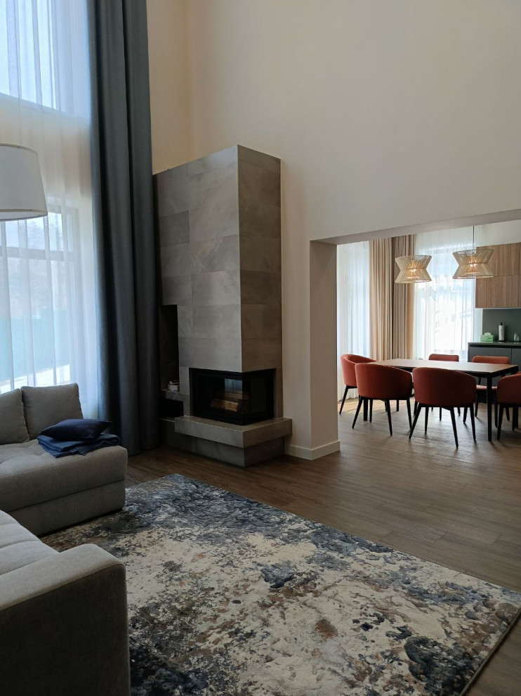 Гостиная с камином в загородном доме