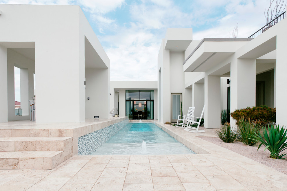На фото: большой прямоугольный бассейн на внутреннем дворе в стиле модернизм