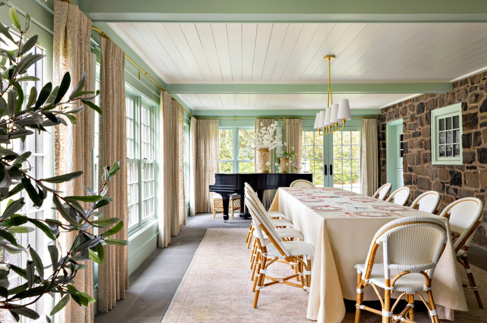 Ispirazione per un'ampia sala da pranzo country chiusa con pareti verdi, pavimento in ardesia, soffitto in perlinato e pavimento grigio