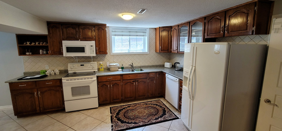 Minimalist kitchen photo in Toronto