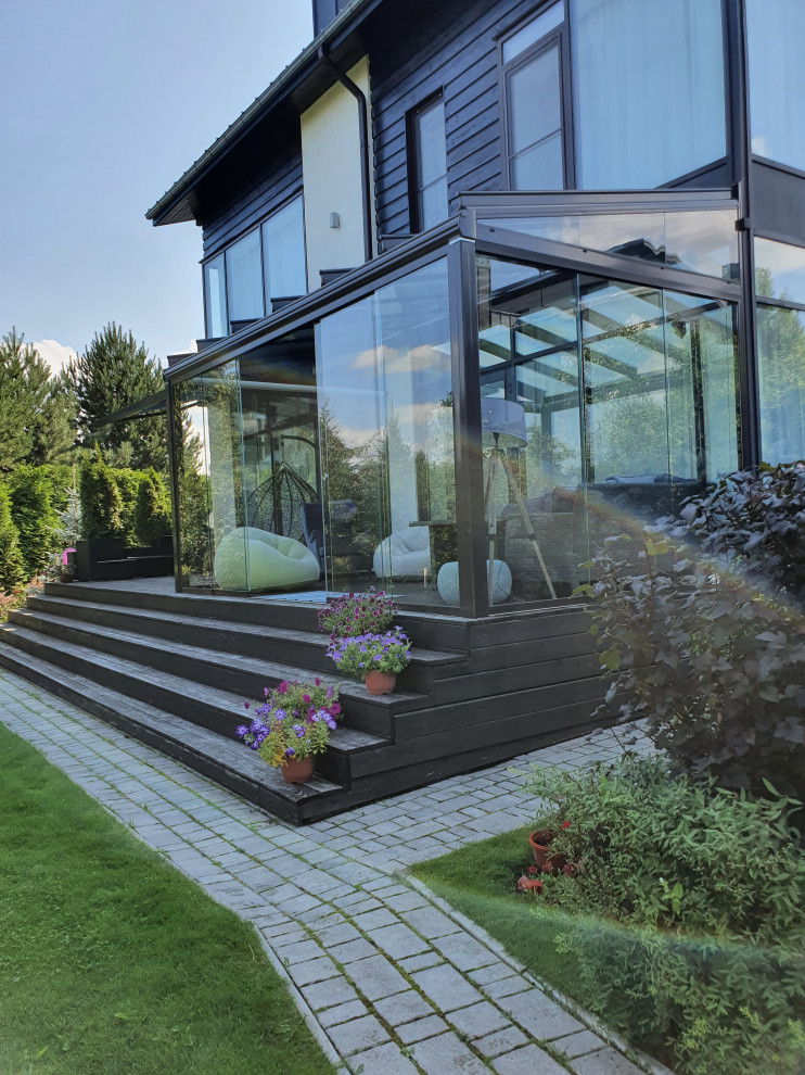 Веранда с безрамным остеклением Weinor и маркиза Markilux