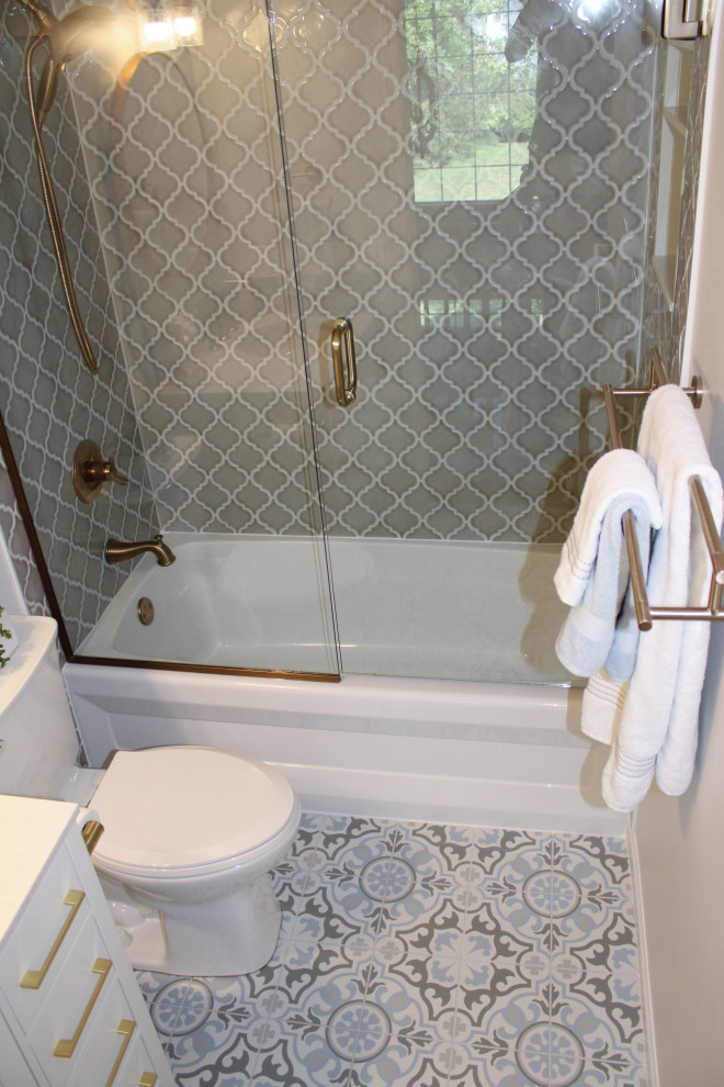 Стильный дизайн: маленькая детская ванная комната в средиземноморском стиле с фасадами в стиле шейкер, белыми фасадами, ванной в нише, душем над ванной, раздельным унитазом, серой плиткой, керамогранитной плиткой, серыми стенами, полом из цементной плитки, врезной раковиной, столешницей из искусственного кварца, разноцветным полом, душем с распашными дверями, белой столешницей, нишей, тумбой под одну раковину и напольной тумбой для на участке и в саду - последний тренд