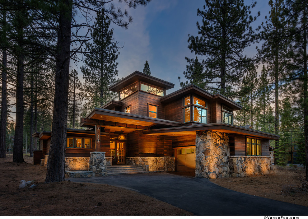 Contemporary house exterior in Sacramento.