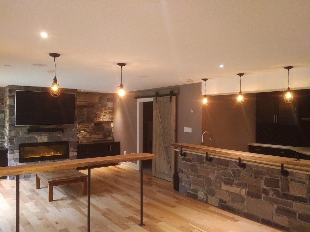 Inspiration for a rustic home design remodel in Toronto