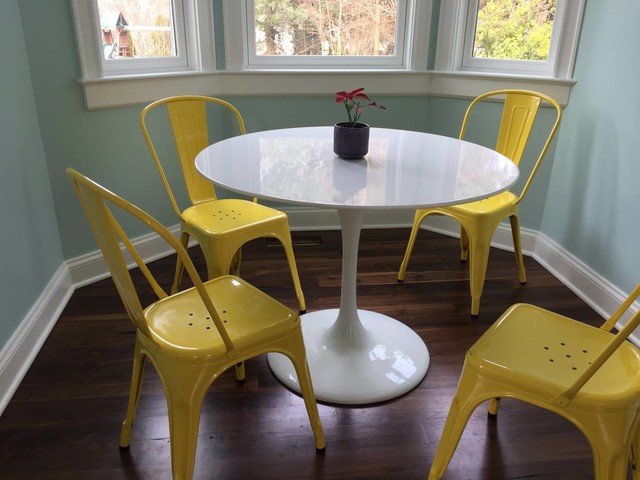 White Matte Tulip Style Table & Tolix Chairs mid-century-kueche