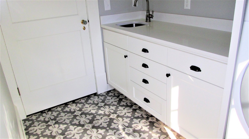 Design ideas for an arts and crafts laundry room in Atlanta.