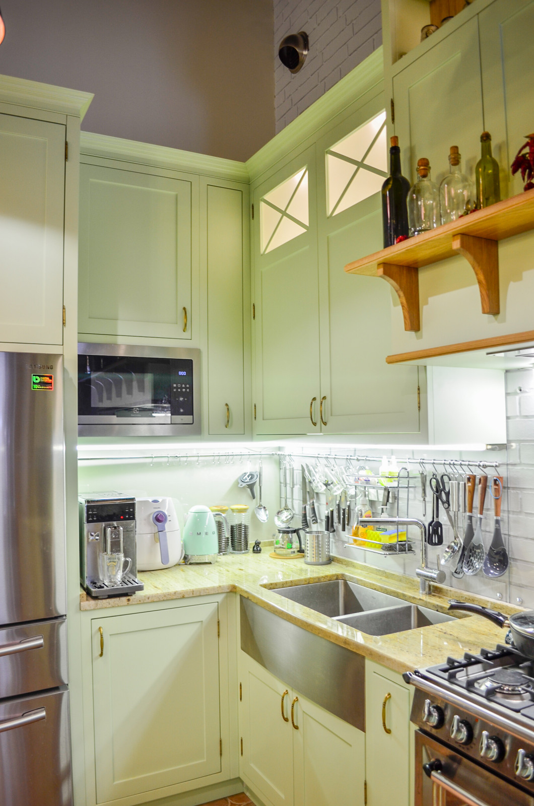 Нежно-зеленая кухня в американском стиле с островом