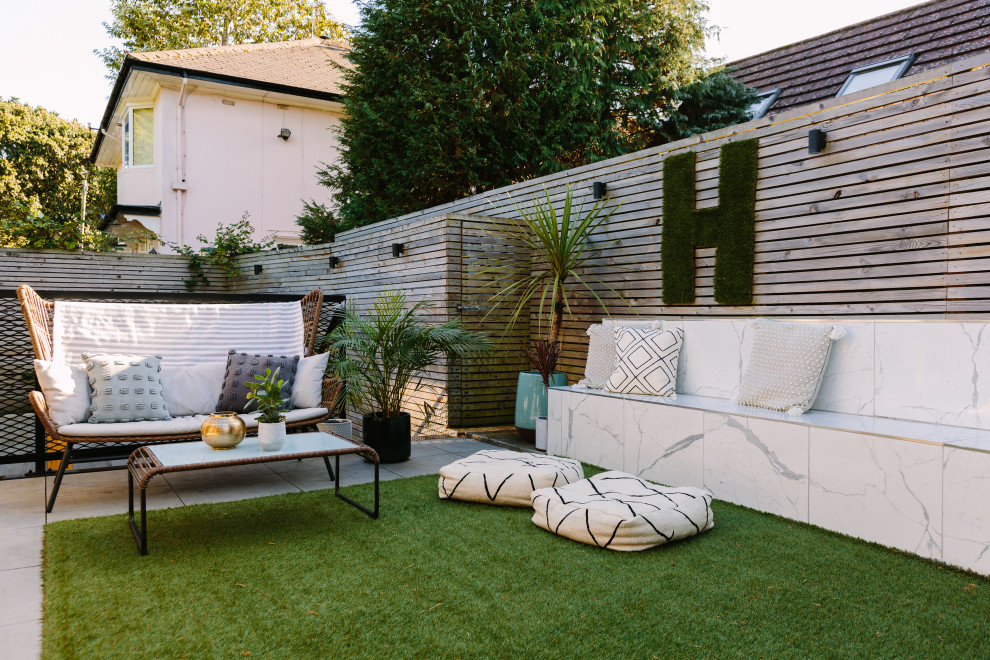 Photo of a mid-sized contemporary garden in London with a wood fence.