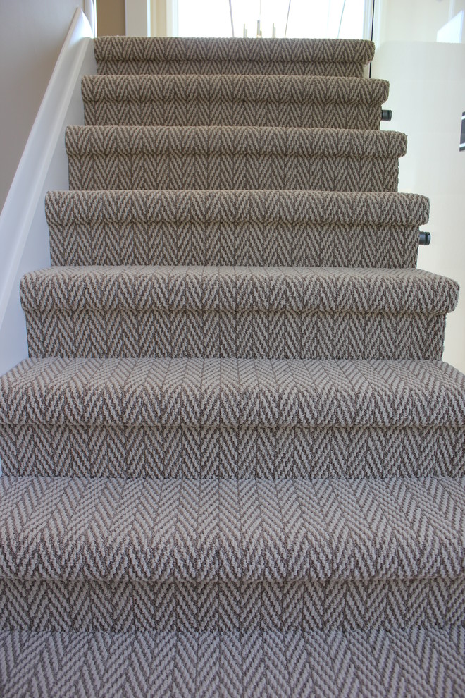 This is an example of a mid-sized contemporary carpeted l-shaped staircase in Toronto with carpet risers.