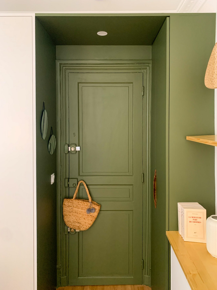 Пример оригинального дизайна: маленькая прихожая в современном стиле с зелеными стенами, полом из ламината, одностворчатой входной дверью, зеленой входной дверью и многоуровневым потолком для на участке и в саду