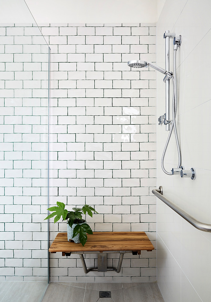 This is an example of a contemporary bathroom in Melbourne.