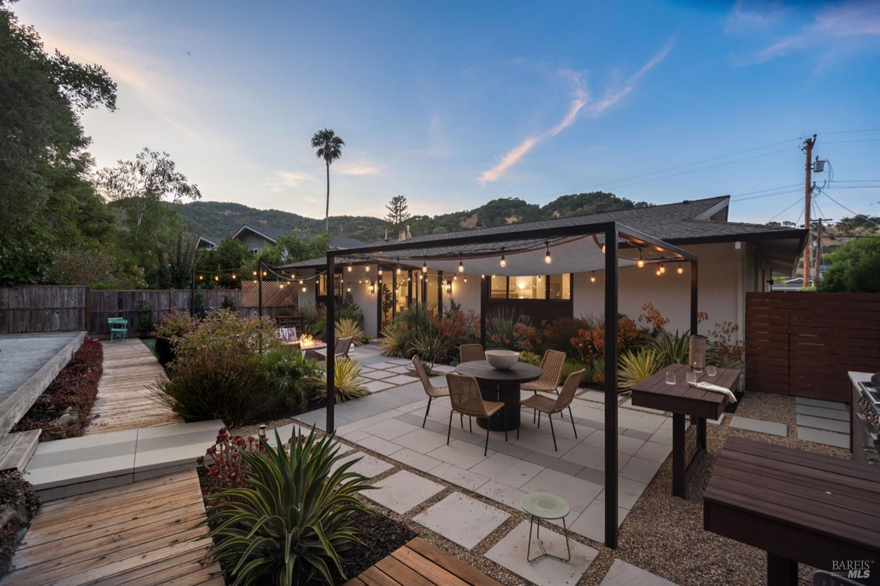 Contemporary Luxe Backyard