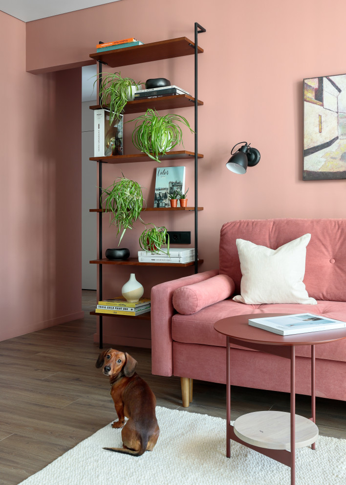 Foto di un soggiorno scandinavo di medie dimensioni con pareti rosa, pavimento in legno massello medio e pavimento marrone