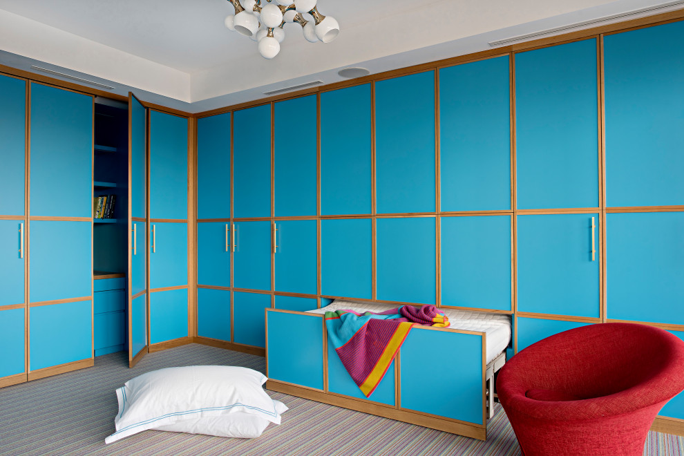 Стильный дизайн: большая гостевая спальня (комната для гостей) в современном стиле с синими стенами, ковровым покрытием, разноцветным полом, многоуровневым потолком и деревянными стенами - последний тренд