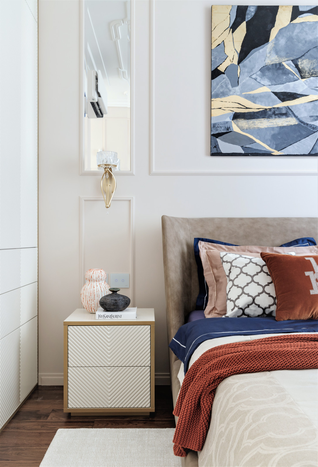 Современный интерьер в смешанном стиле.