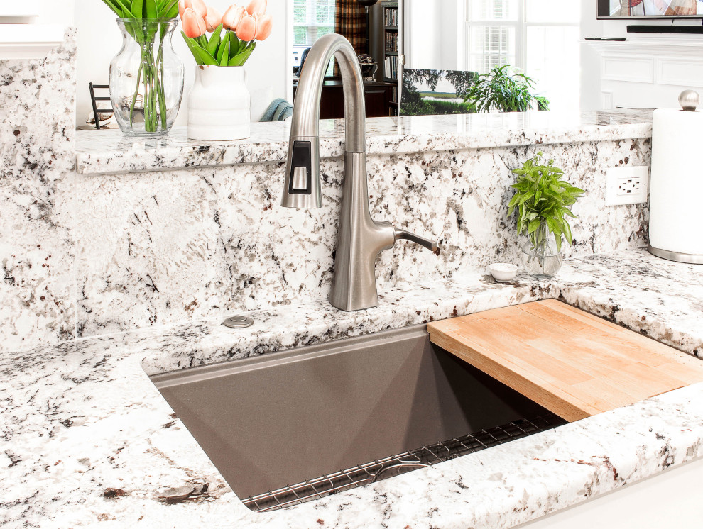 Kitchen - transitional kitchen idea