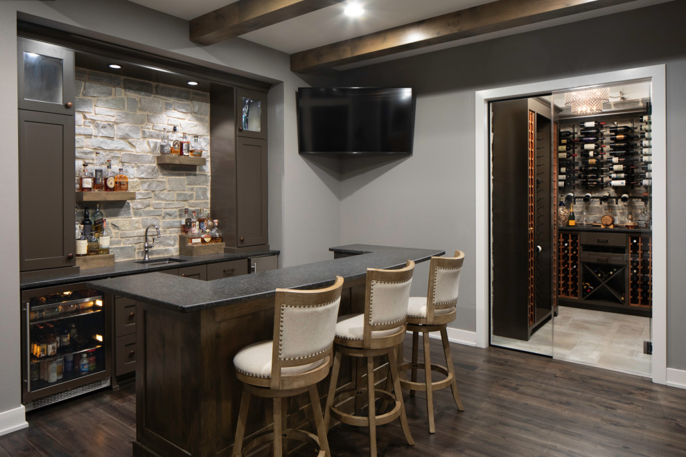 Foto de bar en casa tradicional renovado de tamaño medio con suelo de madera oscura y suelo marrón