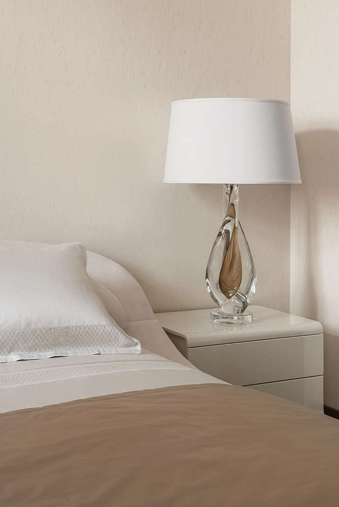 Современная квартира в Санкт-Петербурге с видом на озеро.