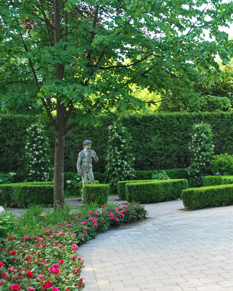 На фото: летний участок и сад в классическом стиле с подъездной дорогой
