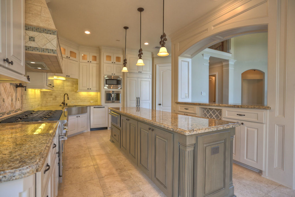 Kitchen - transitional kitchen idea in Houston