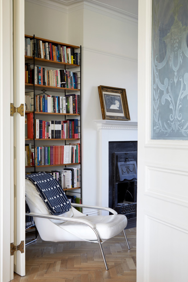 Ispirazione per un soggiorno moderno con pareti bianche, libreria e pavimento in legno massello medio