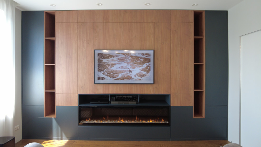 Пример оригинального дизайна: изолированная гостиная комната среднего размера в современном стиле с телевизором на стене