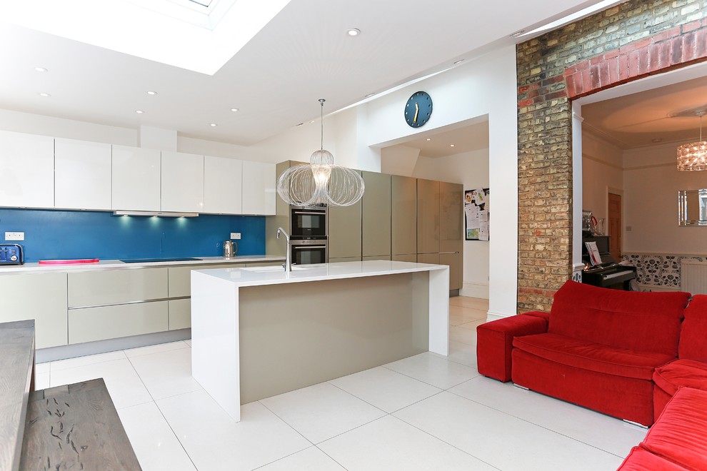 This is an example of a modern kitchen in London with with island.