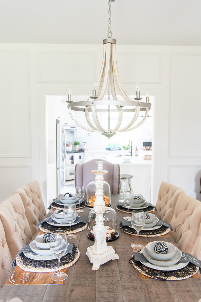 Example of a transitional home design design in Toronto