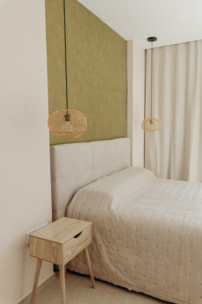 Foto de dormitorio gris y blanco mediterráneo de tamaño medio con paredes beige, suelo de baldosas de cerámica, suelo beige y papel pintado
