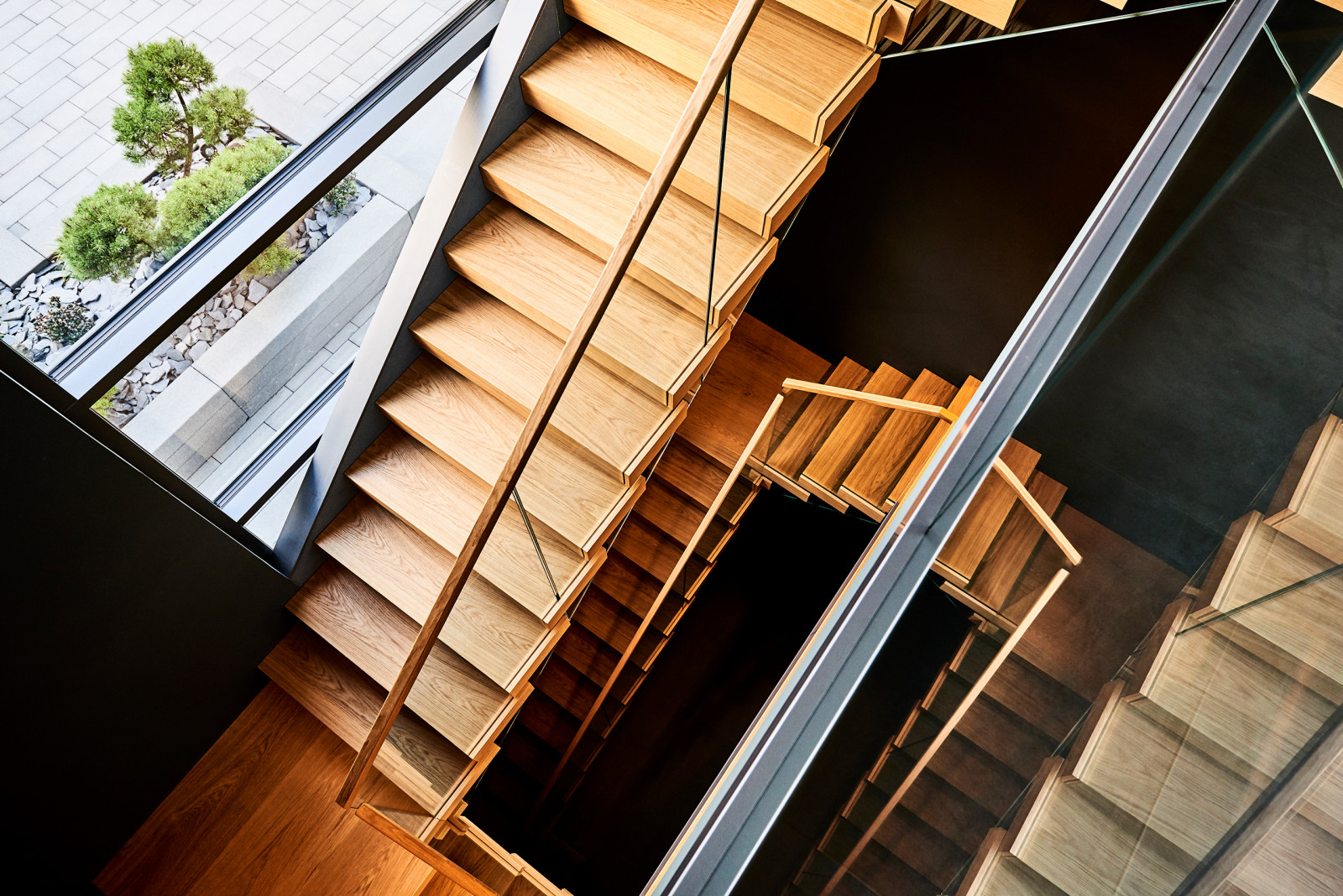 Консольная лестница с инновационной встроенной подсветкой