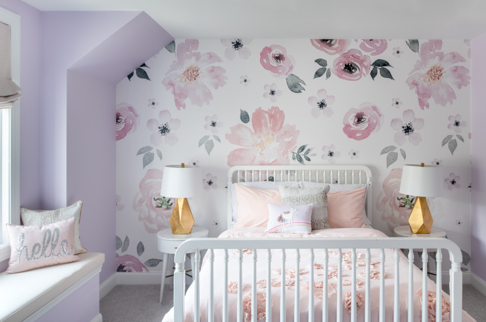 Cette image montre une chambre d'enfant de 4 à 10 ans bohème de taille moyenne avec un mur violet, moquette et un sol beige.
