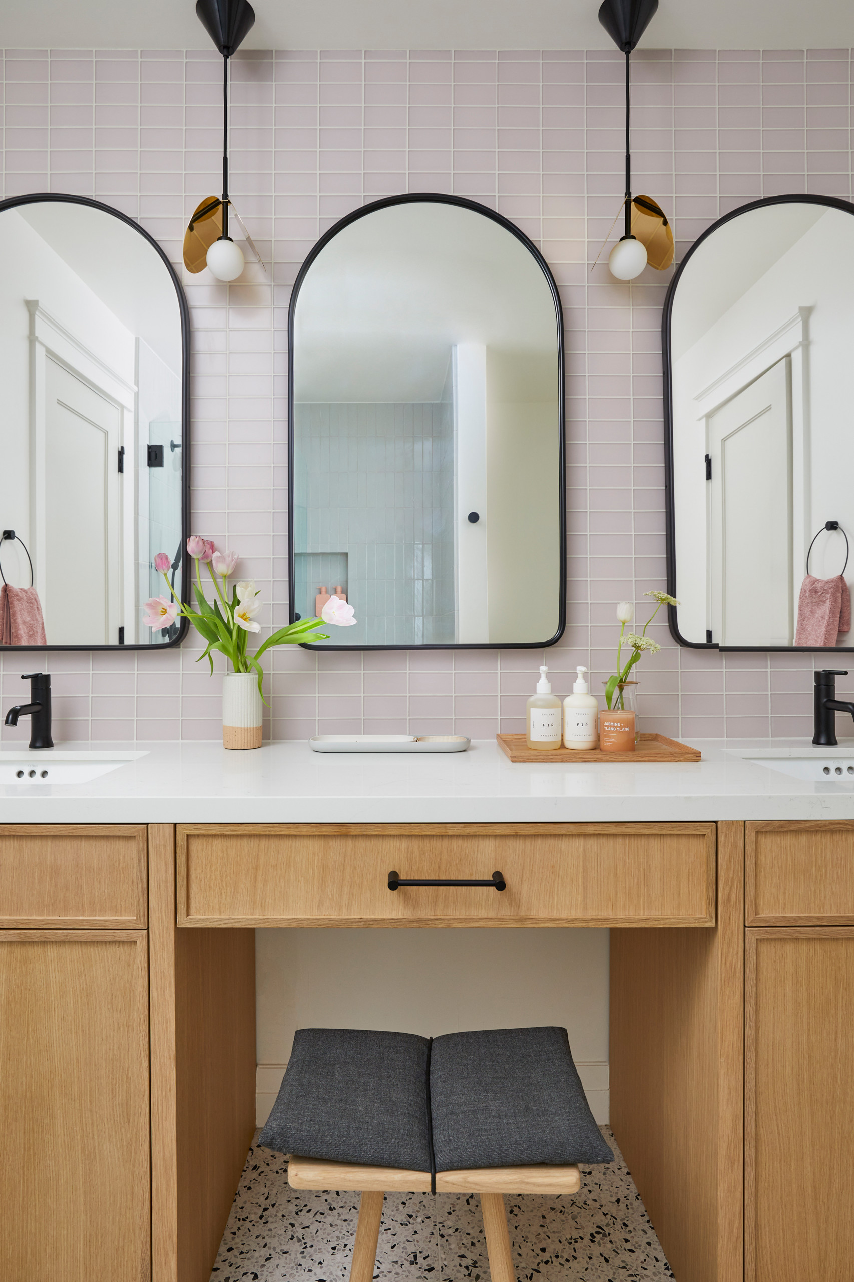 おしゃれな浴室・バスルーム (ピンクのタイル) の画像 75選 - 2024年7月 | Houzz (ハウズ)