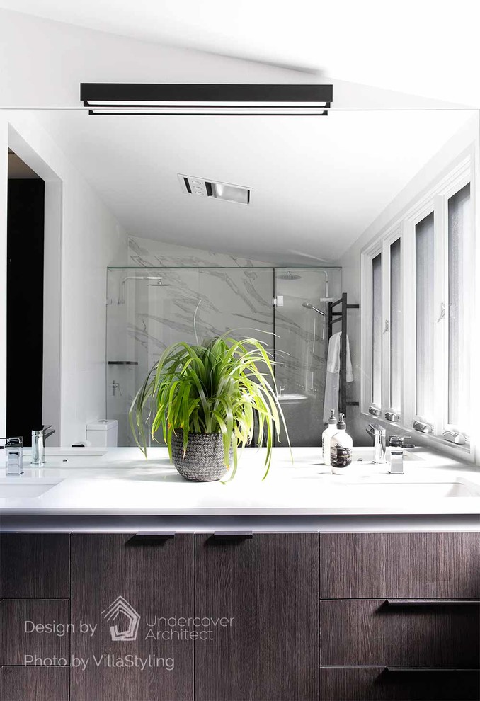 Photo of a contemporary bathroom in Brisbane.