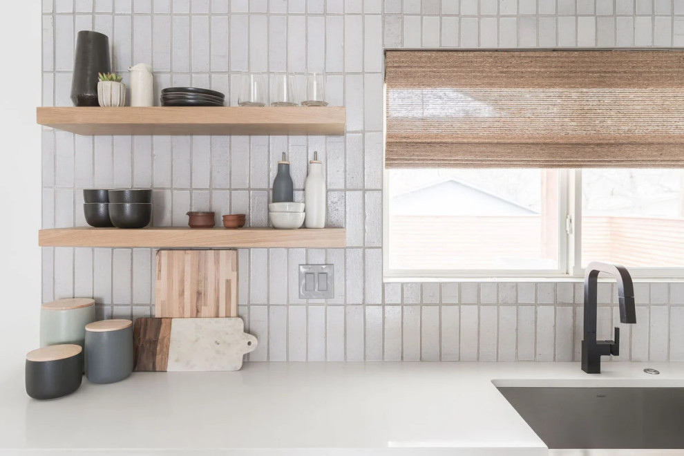 Immagine di una cucina minimalista con paraspruzzi grigio e paraspruzzi in mattoni