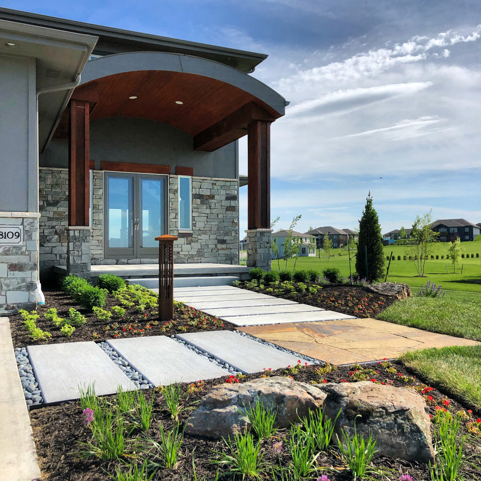 Inspiration for a transitional landscaping in Omaha.