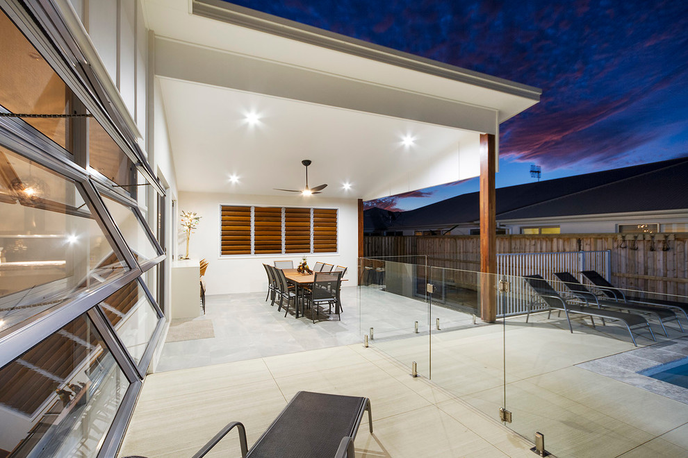 Inspiration for a contemporary verandah in Sunshine Coast.
