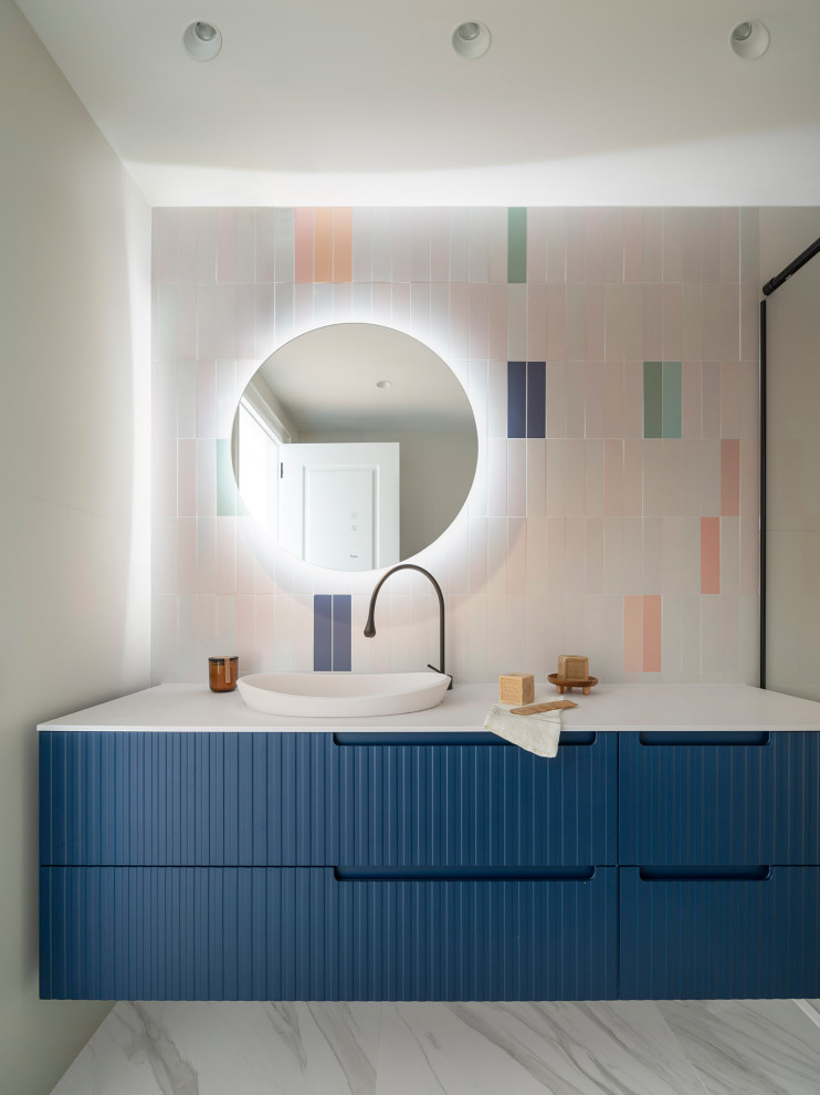 Diseño de cuarto de baño rectangular contemporáneo