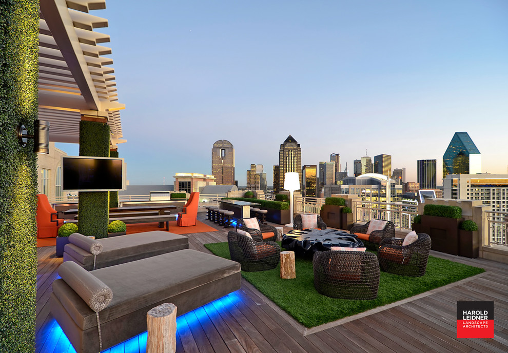 Photo of a modern deck in Dallas.