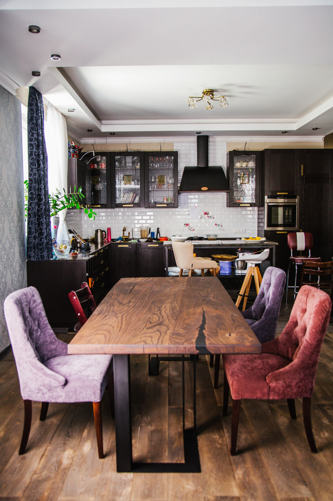 Стол в гостиную в темных тонах