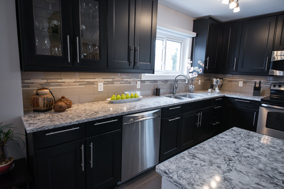 Transitional eat-in kitchen in Ottawa with an undermount sink, recessed-panel cabinets, quartz benchtops, glass tile splashback, stainless steel appliances and porcelain floors.