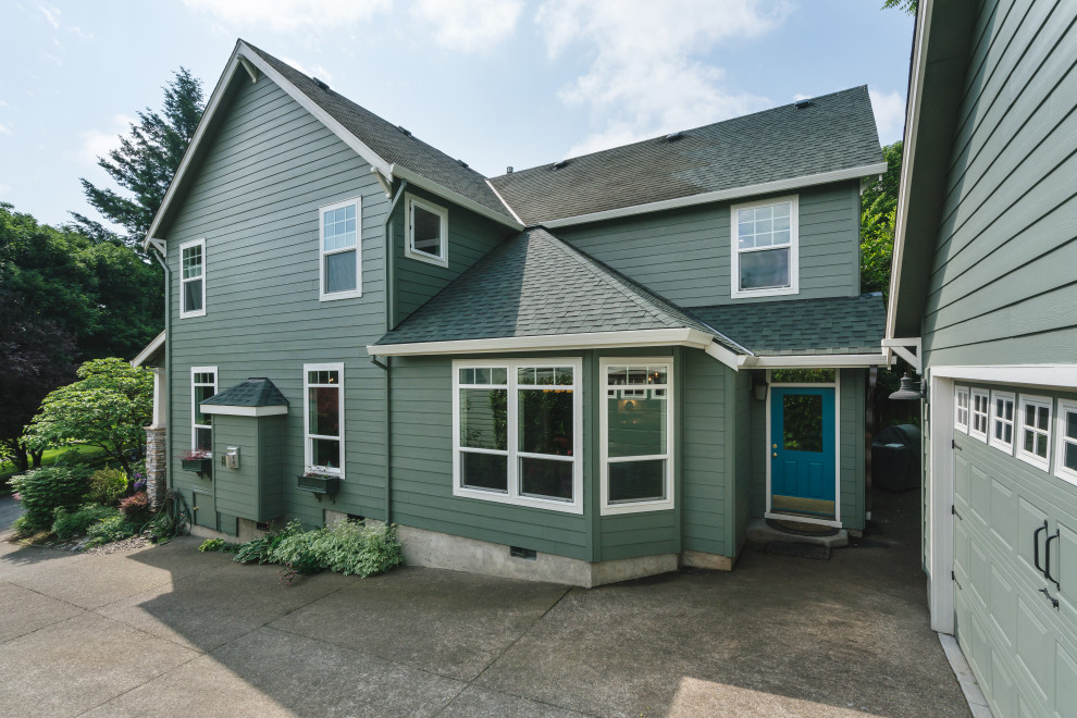 Großes, Zweistöckiges Klassisches Einfamilienhaus mit Mix-Fassade, grüner Fassadenfarbe, Satteldach, Schindeldach, grauem Dach und Verschalung in Portland