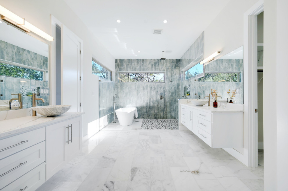 Klassisk inredning av ett flerfärgad flerfärgat en-suite badrum, med skåp i shakerstil, vita skåp, ett fristående badkar, en öppen dusch, grå kakel, vit kakel, marmorgolv, ett fristående handfat, marmorbänkskiva, flerfärgat golv och med dusch som är öppen