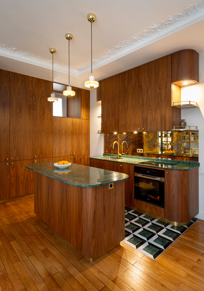 Inredning av ett klassiskt mellanstort grön grönt kök med öppen planlösning, med en undermonterad diskho, skåp i mellenmörkt trä, marmorbänkskiva, stänkskydd med metallisk yta, spegel som stänkskydd, marmorgolv, en köksö och flerfärgat golv