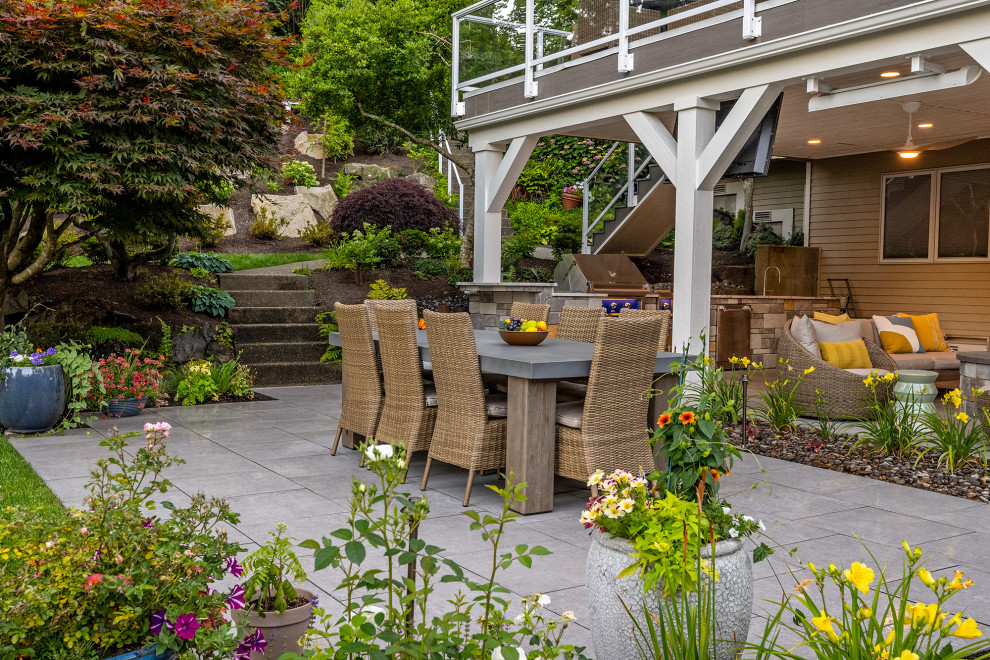 Idée de décoration pour un jardin arrière tradition de taille moyenne avec un foyer extérieur, une exposition partiellement ombragée et des pavés en pierre naturelle.