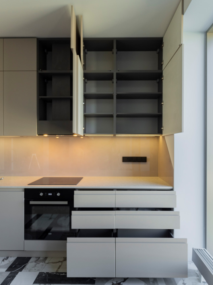 Большая стильная кухня в неоклассическом стиле в светлых тонах