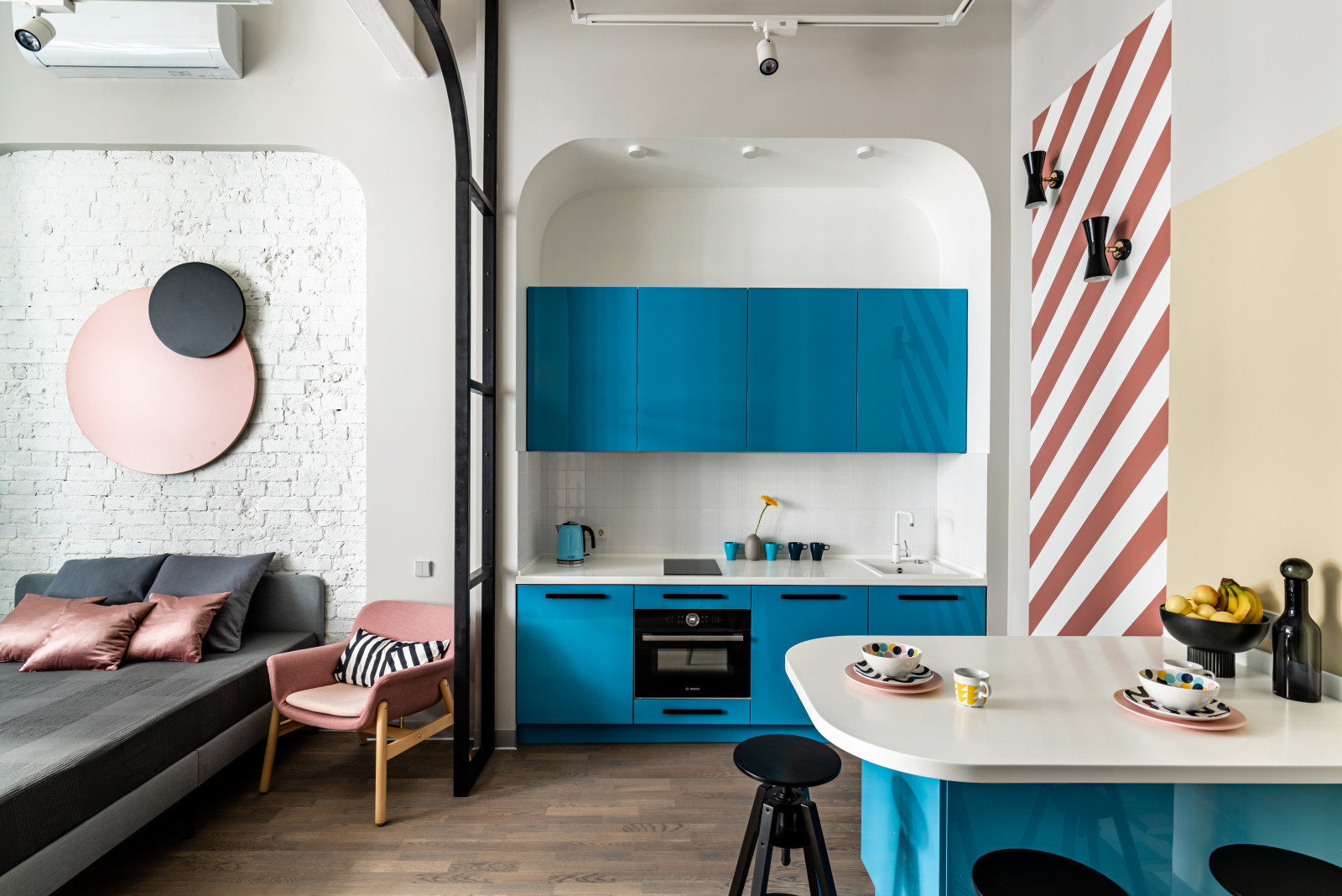 Яркая студия в лофт-комплексе