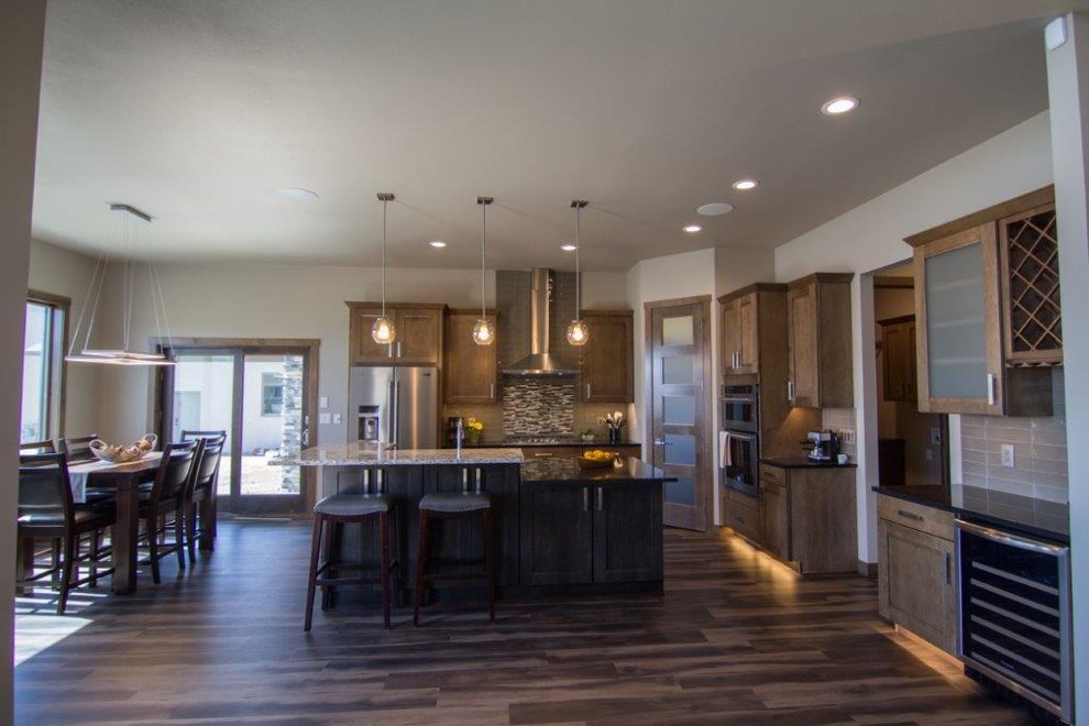 Kitchen - mid-sized transitional kitchen idea